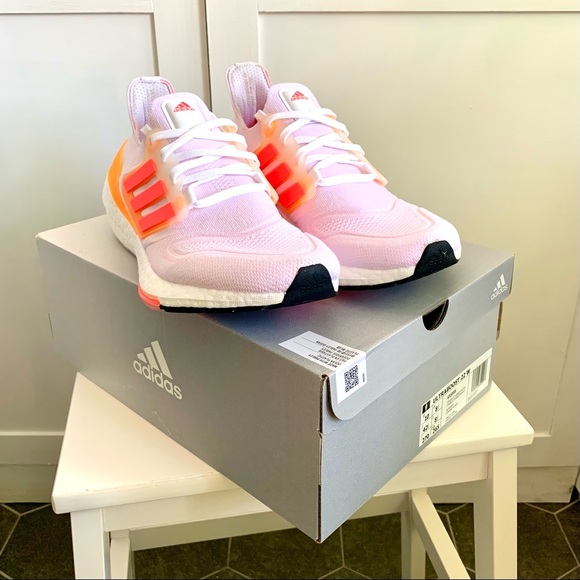 adidas Ultraboost 22 Shoes - Picture 2 of 4
